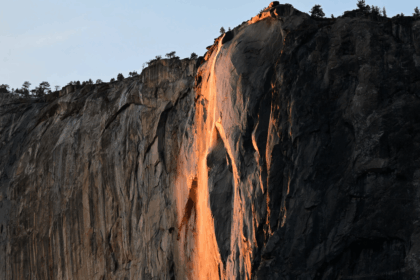 В Йосемити снова загорается «огненный» водопад Horsetail Fall