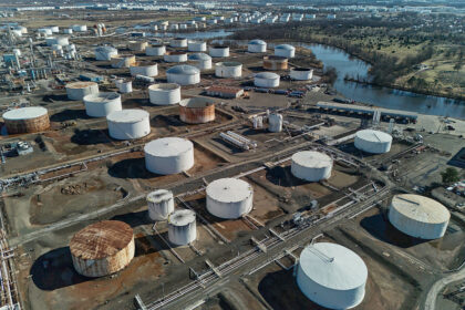Нефть взлетела до $100 на фоне нестабильности в Ормузском проливе