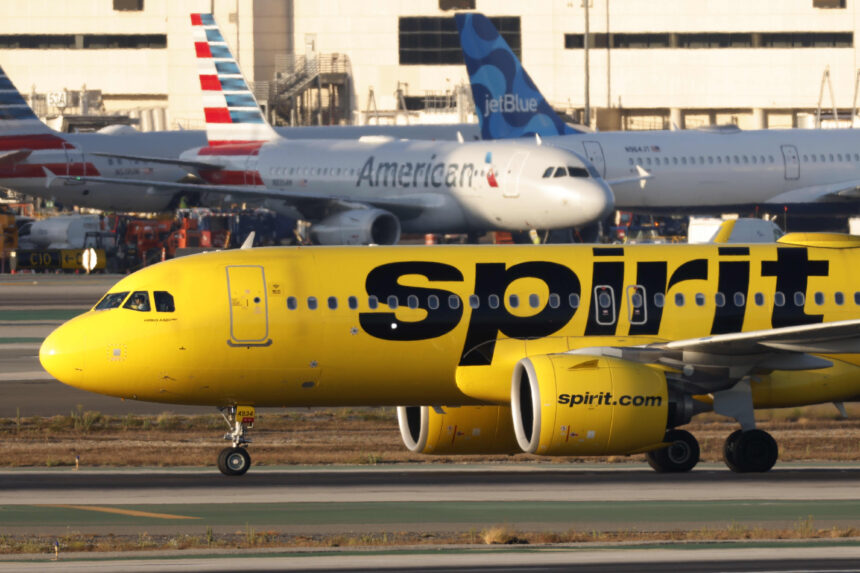 Почему спасение Spirit Airlines может обернуться проблемой для Трампа
