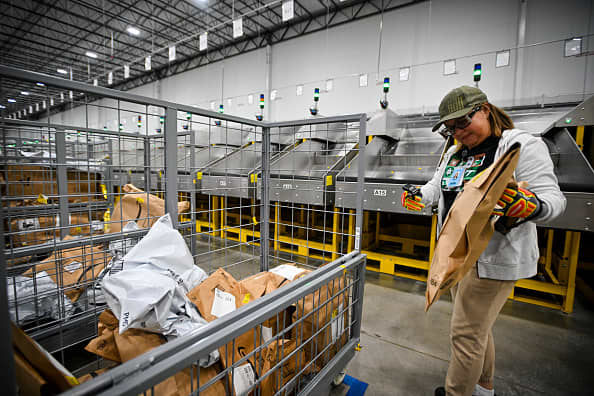 Amazon вводит 3,5% надбавку на логистику из‑за скачка цен на нефть