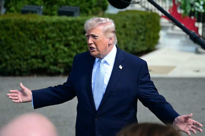 Трамп предупредил Иран: не взимайте плату за проход через Ормуз