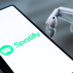 Акции Spotify падают после мягкого прогноза, несмотря на рост