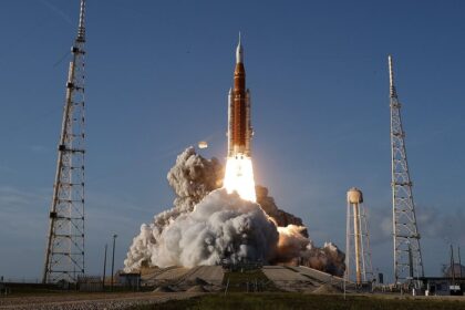 Artemis II: люди снова отправились к Луне — кадры старта