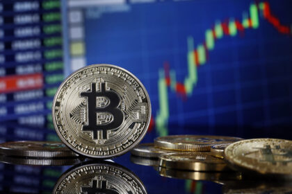 Крипторалли под рычагом: почему бычий апрель биткоина может не удержаться