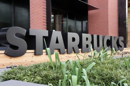 Starbucks снова сокращает офисный штат и закрывает региональные офисы