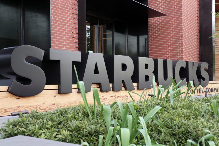 Starbucks снова сокращает офисный штат и закрывает региональные офисы