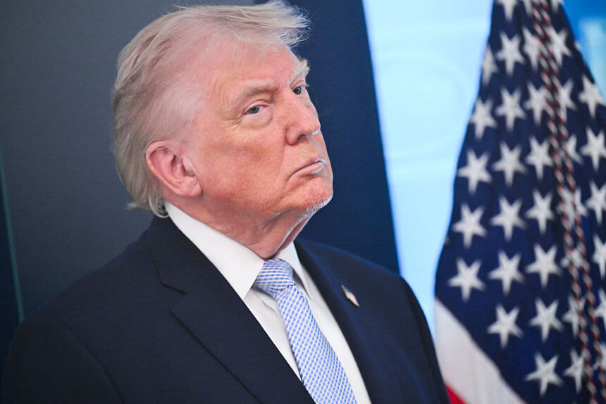 Суд временно блокировал фонд Трампа на $1,8 млрд
