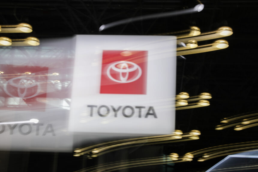 Toyota: операционная прибыль упала на 49%, компания снижает прогноз