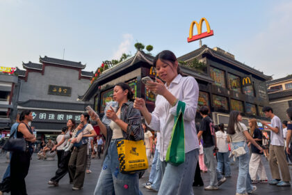 McDonald's расширяет сеть в Китае — ставка на ностальгию и низкие цены