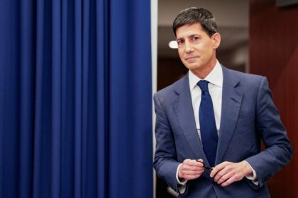Инфляция и геополитика дают Воршу передышку у ФРС