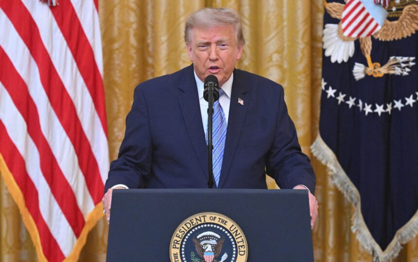 Трамп обвинил Китай во вмешательстве и потребовал новый закон