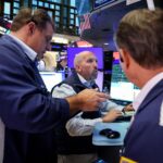 Акции упали после скачка нефти и роста доходностей Treasuries